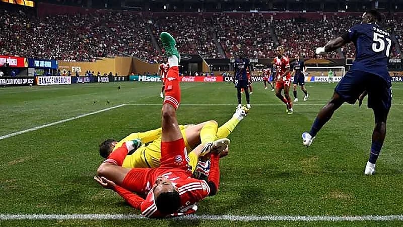 مانويل نوير يهاجم دوناروما بسبب إصابة موسيالا