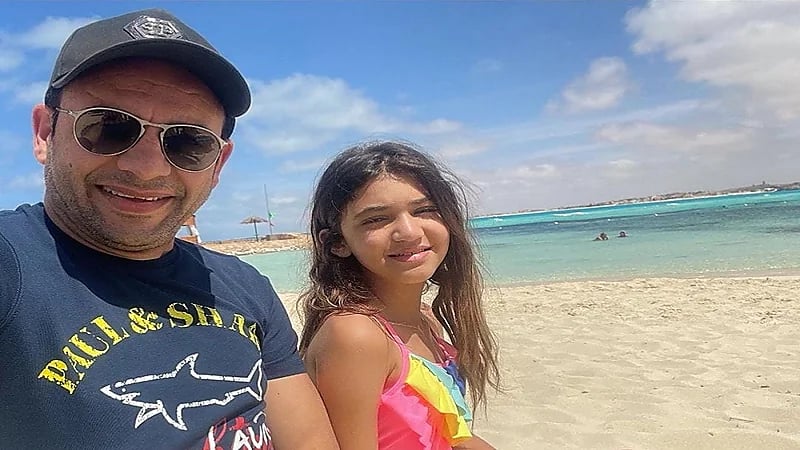 "لهاية أطفال" هدية ابنة مصطفى قمر بمناسبة عيد ميلاده