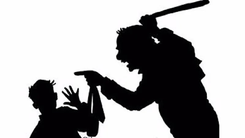 معلم يضرب طالب بكابل كهرباء