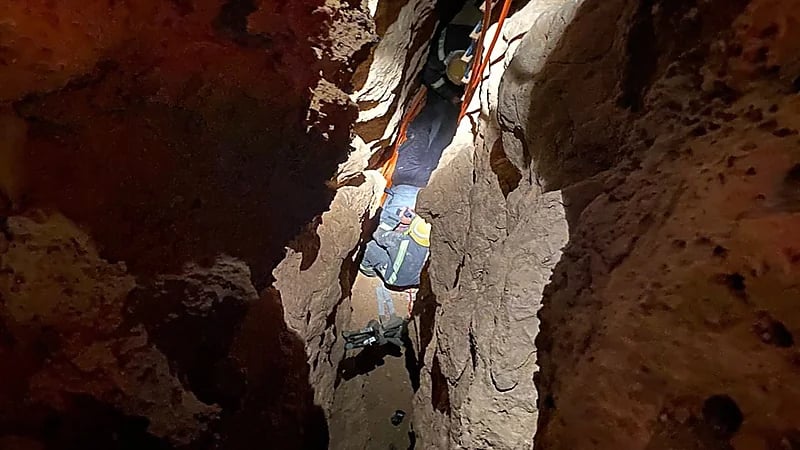 بالصور.. إنقاذ شخص سقط في شق صخري بالدرعية