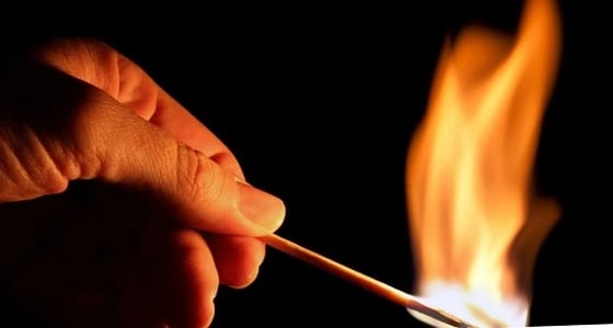 أب يحرق ابنه ثم يتوجه لأداء الصلاة