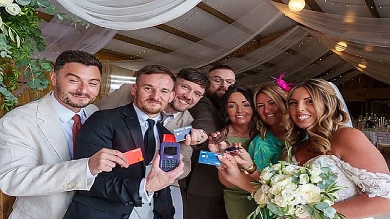 ماكينة دفع في حفل زفاف تحقق أمنية عروسين.. صور