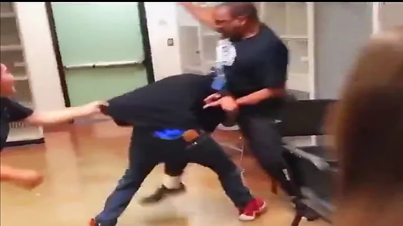شاهد.. فصل دراسي يتحول إلى حلبة ملاكمة بين طالب ومعلم