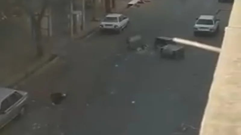 بالفيديو.. لحظة إطلاق مرتزقة "الملالي" النار على مراهق خرامداشت كرج