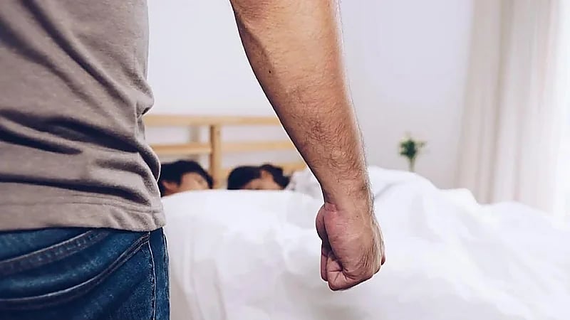 أب يضبط ابنته مع مدرسها المُسن في وضع مُخل