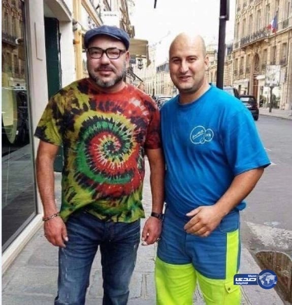 تفاعل رواد  "الفيسبوك"  مع صور العاهل المغربي أثناء تقبيله كتف أحد عمال النظافة