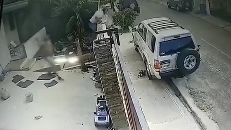 بالفيديو .. أب يؤدب لصا بوصلة ضرب بالعصا