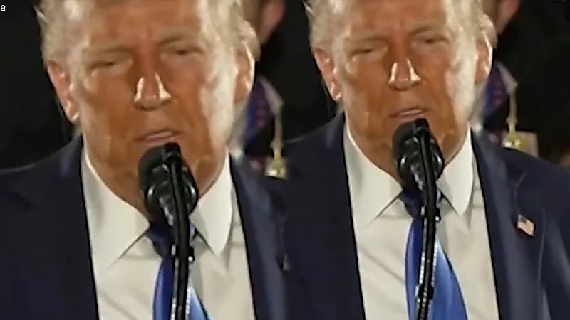 ترامب يسخر من النساء المتحولات جنسياً ويقلدهن في رفع الأثقال.. فيديو