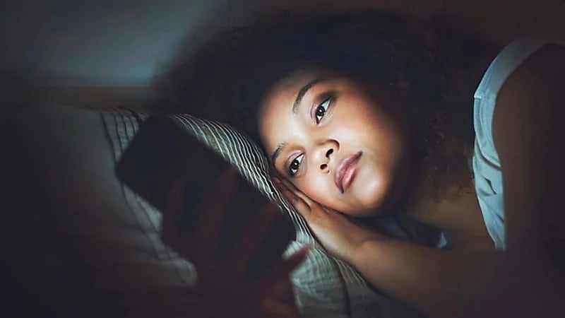 " خبراء " يحذرون من استخدام الهاتف قبل النوم والاحتراس من الضوء الأزرق