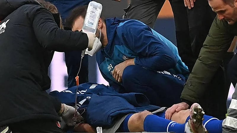 تعليق مباراة بعد إصابة لاعب بسكتة قلبية