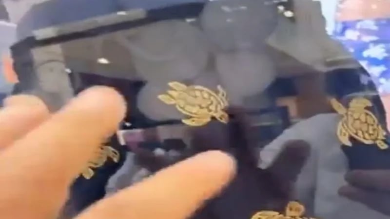 شاهد.. يعقوب بوشهري يثير الجدل بشورت سباحة باهظ الثمن