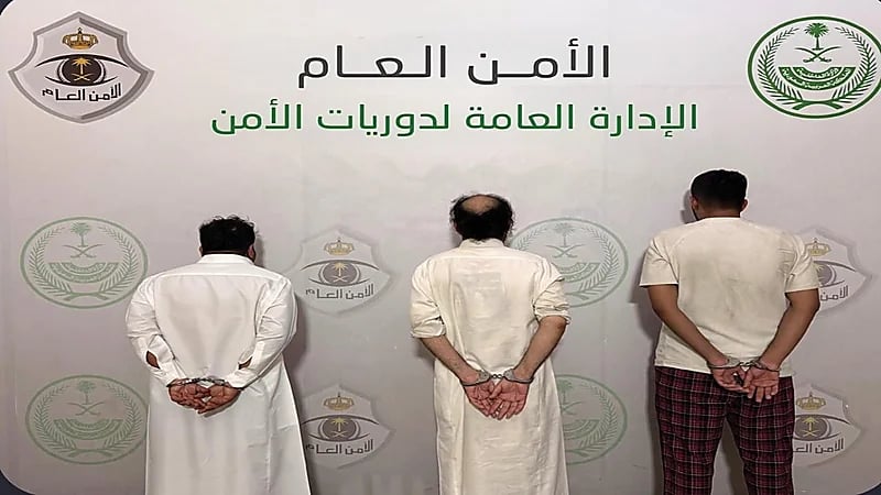 القبض على 3 أشخاص إثر مشاجرة لخلاف بينهم في مكان عام بجدة.. فيديو