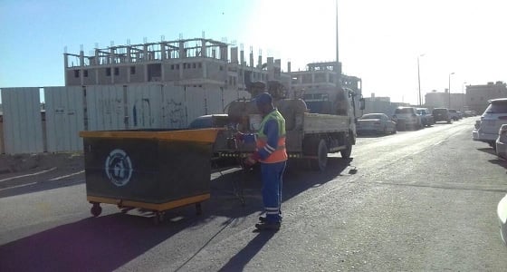 تنظيف وتعقيم حاويات النظافة في شوارع بلدية الدمام