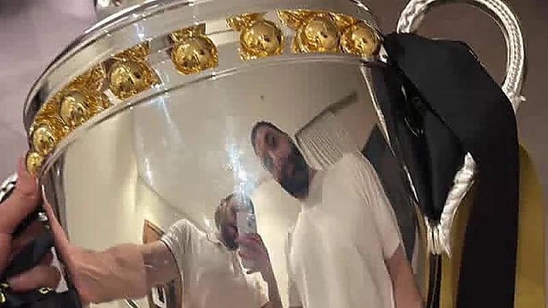 كأس الدوري في منزل بنزيما.. صورة