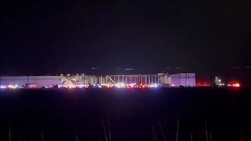 شاهد.. إعصار قوي أدى لسقوط وانهيار مبنى شركة أمازون