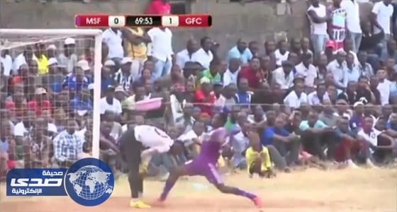 بالفيديو.. حيله ذكية للاعب تنزاني تحول الملعب لساحة هستيرية