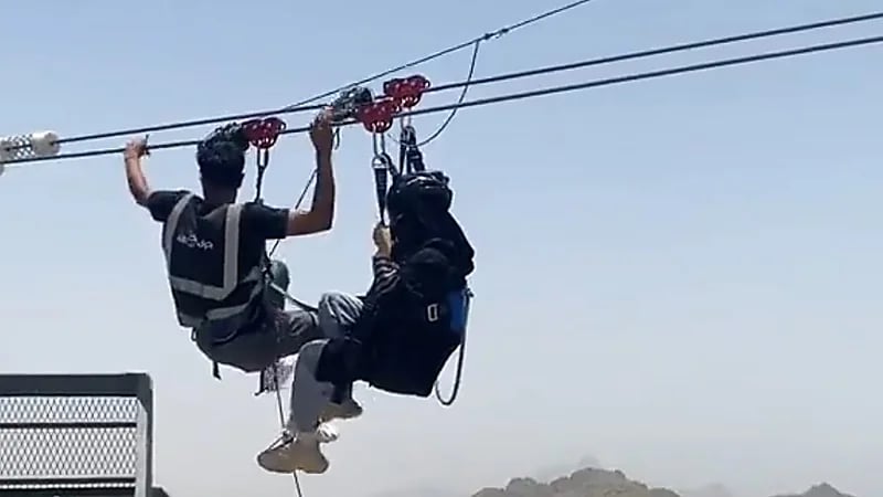 إنقاذ فتاة من تجربة الإنزلاق الحر بالباحة .. فيديو