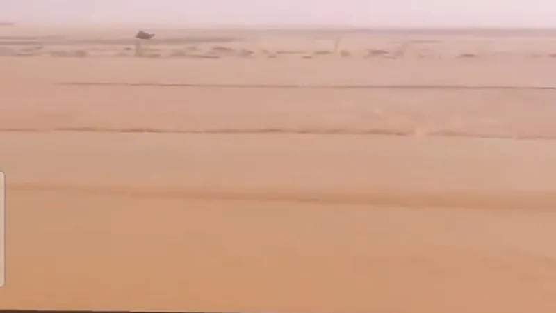 شاهد.. مياه الأمطار والسيول تقطع الطريق الرابط بين ‎شقراء و المجمعة