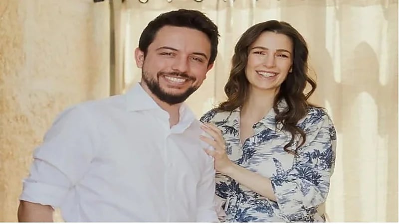 أول صور واضحة لملامح أبنة الأمير الحسين