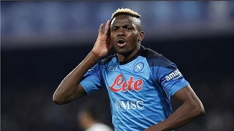 رئيس نابولي يُعلن بقاء أوسيمين في النادي