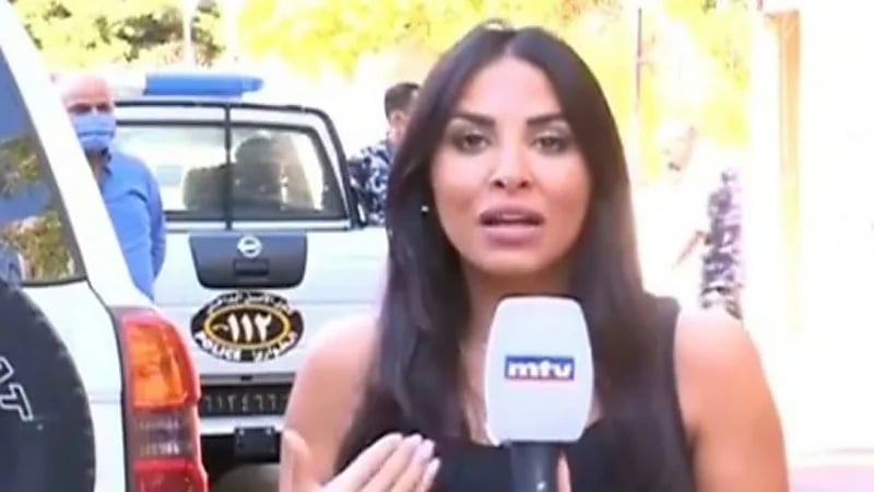 شاهد.. امرأة تضع مراسلة في موقف محرج على الهواء 