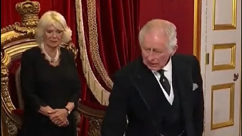 شاهد .. تصرف مهين من الملك تشارلز لمساعديه أثناء مراسم تنصيبه