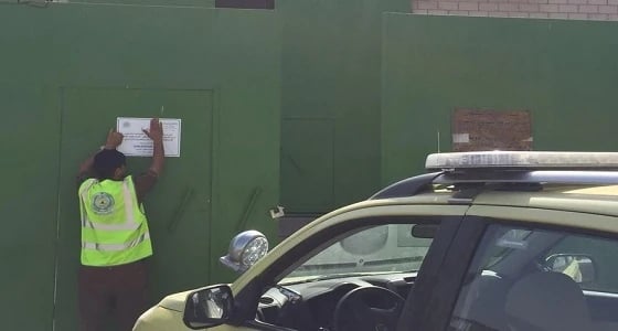 بالصور.. " مدني جدة " يفصل التيار عن 7 مستودعات مخالفة