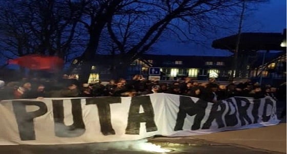 قبل موقعة حديقة الأمراء.. جماهير سان جيرمان تتظاهر أمام فندق الريال