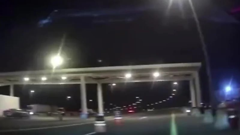 فتاة تضيع الطريق في مكة وتنهار بالبكاء ورجل الأمن يستدرك الموقف.. فيديو