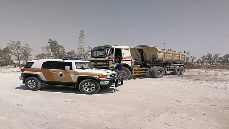 ضبط شاحنتين تلقيان المخلفات في الأماكن العامة بالدمام