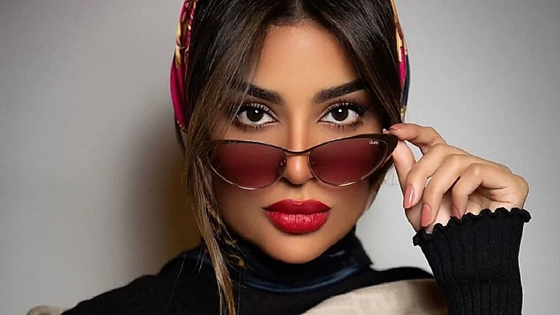 بالفيديو.. مجهول يتردد على منزل أمل الأنصاري ويراقبه