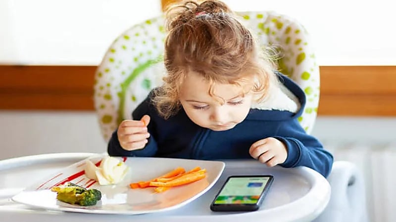 تحذير من تعود الطفل على استخدام الجوال خلال الأكل