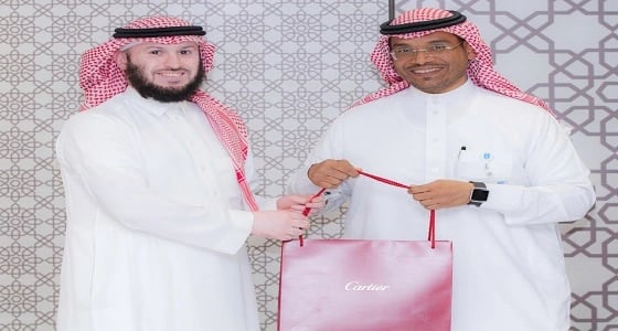 بالصور.. السنة الأولى المشتركة تكرم عميدها الأسبق