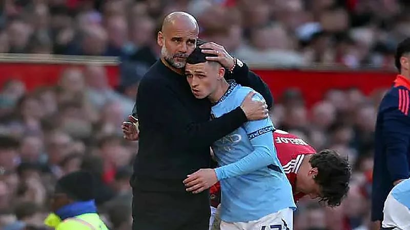 فودين يرد بسخرية على جماهير مانشستر يونايتد بعد إهانتهم لوالدته .. صور