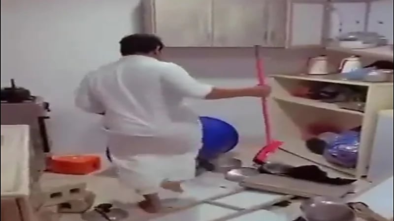 شاهد.. شاب ينتقم من أصدقائه بإتلاف استراحتهم بعد قيامهم بحلق دقنه