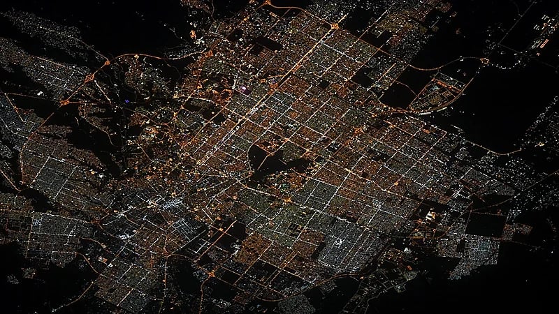 منطقة وسط الرياض تحير رائد فضاء فرنسي شهير