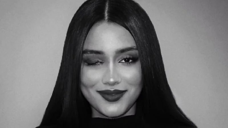 بعدما فقدتها في الاحتجاجات..فتاة إيرانية تشعل الرأي العام بعينها الاصطناعية