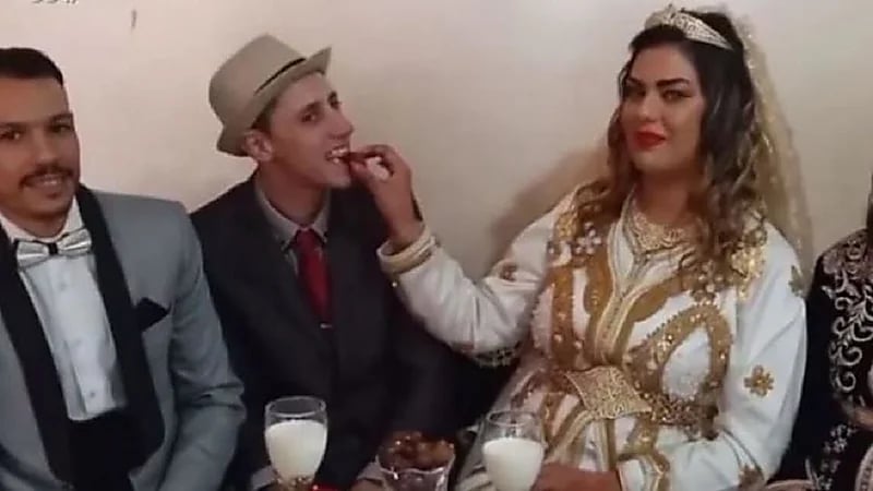 شاهد.. قرار مفاجئ من الشاب المغربي "نصير" بعد خطبته فتاتين