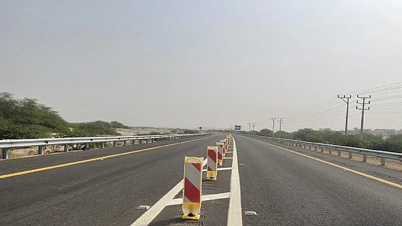 "النقل" تضع فواصل بلاستيكية على طريق "الليث – غميقة" والأهالي يطالبون بالتوسعة