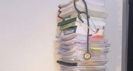 بالصور.. طبيبة توثق تخرجها من الكلية بعد 6 سنوات بـ " جبل كتب "