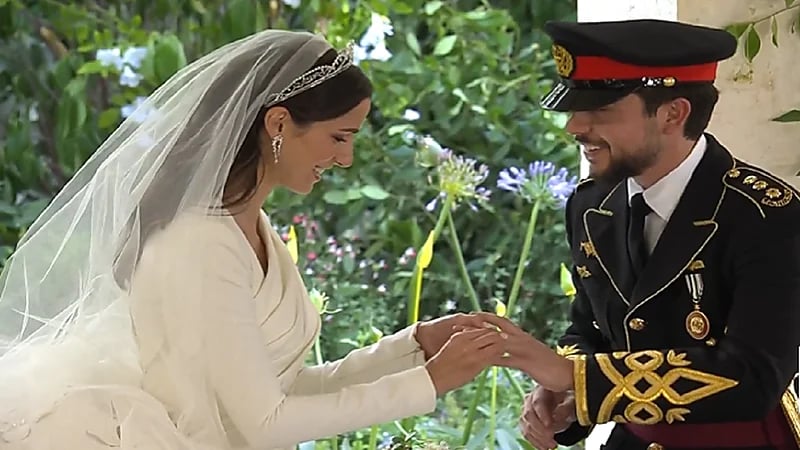 لحظة عقد قران ولي عهد الأردن ورجوة آل سيف وتبديل الخواتم (فيديو)