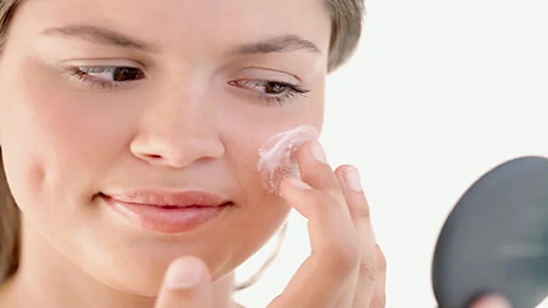 3 أضرار تحدث للمرأة عند استخدام منتجات تبييض البشرة مجهولة المصدر