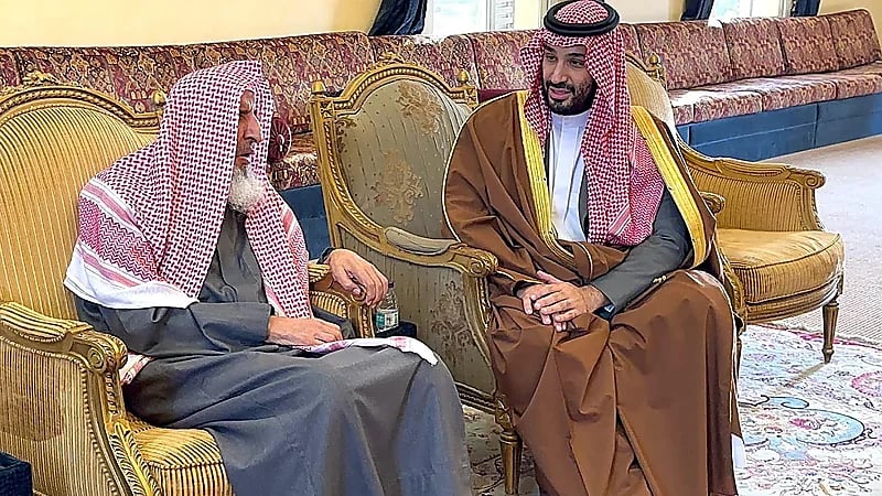 ولي العهد يزور مفتي عام المملكة .. فيديو