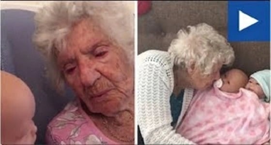بالفيديو.. مسنة تغني لدمية على أنها حفيدتها