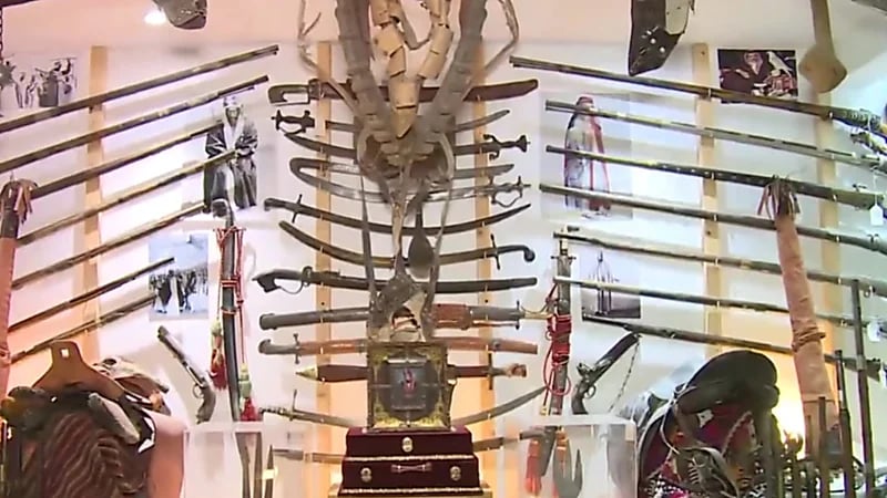 شاهد.. متحف تاريخي يضم أسلحة تعود لأكثر من 400 عام
