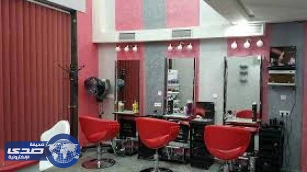 صالون حلاقة يقدم راقصات تعري لجلب الزبائن