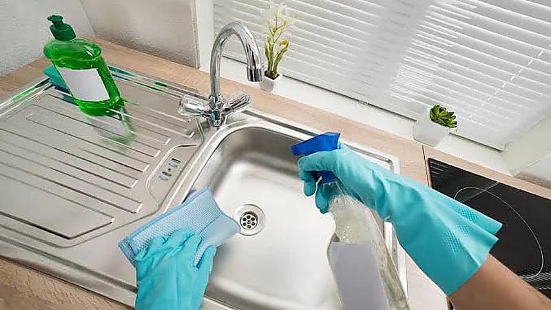 طريقة مدهشة لتنظيف الحوض الفولاذي في دقائق