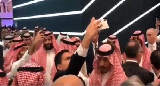 بالفيديو.. سمو ولي العهد وعاصفة " سيلفي " أثناء مؤتمر مستقبل الاستثمار