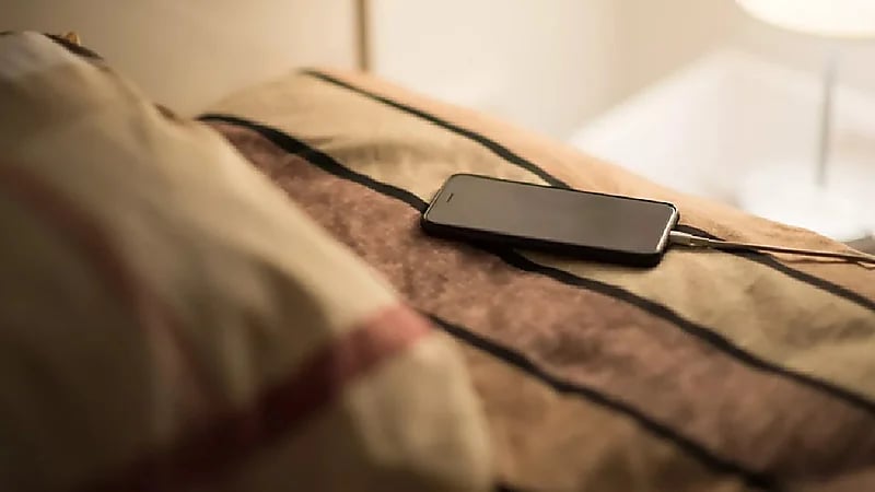 أخصائي يحذر: شحن الهاتف تحت الوسادة يسبب الاشتعال