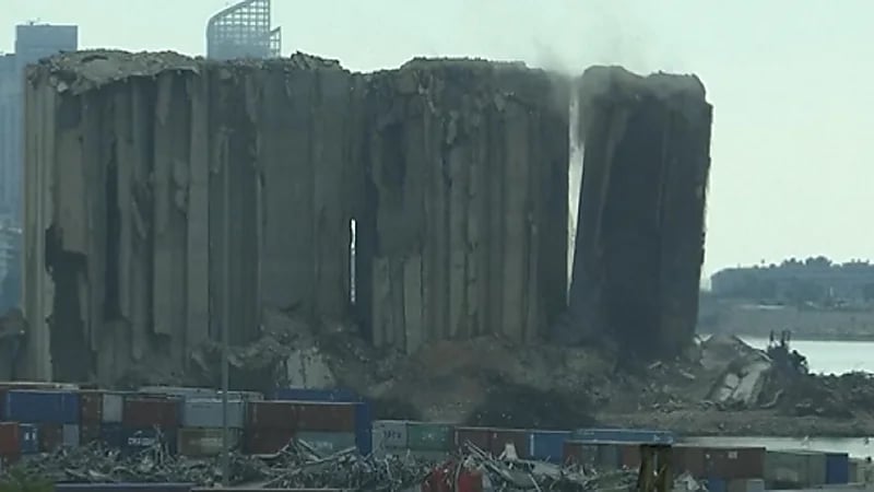 شاهد .. لحظة انهيار صومعتين جديدتين في مرفأ بيروت